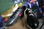 Da destra: le scarpe di Mazzola, Ronaldo, Materazzi