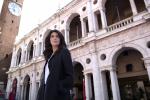 Anna Valle in piazza dei Signori. Sullo sfondo la Basilica palladiana