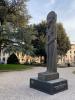 La dea Sekhmet, riproduzione moderna di antica statua monumentale egizia in piazza Matteotti